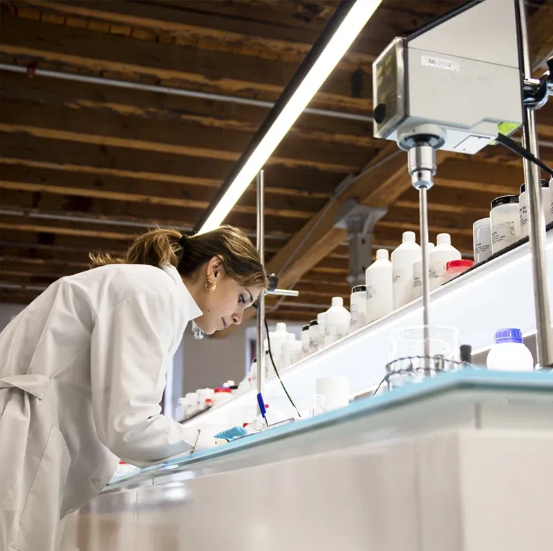 Kobieta w laboratorium