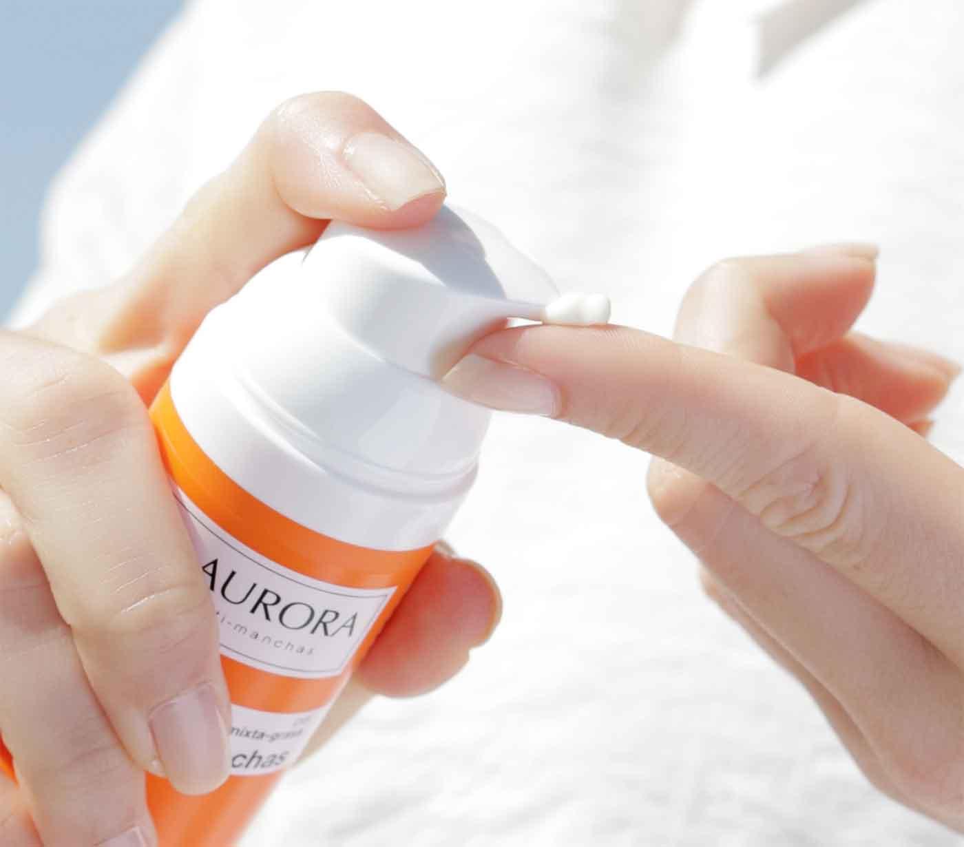 Krem przeciwsłoneczny przeciw przebarwieniom z filtrem SPF 50+ do skóry tłustej i mieszanej